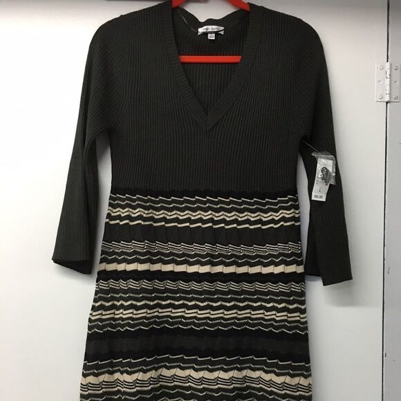Jones Studio Dresses & Skirts - Jones studio
Size L
New with tag